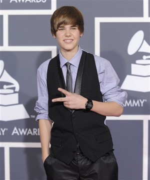 100313123441resized_justin_bieber_grammys.jpg